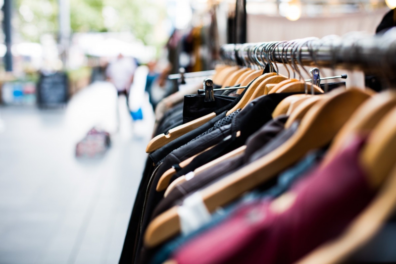 magasin-MOUGINS-min_blur_close_up_focus_hanger_jacket_market_people_rack-1176303