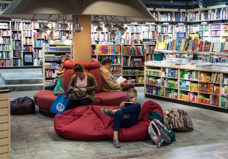 magasin-MOUGINS-min_books_bookstore_book_reader_readers_reading_shop_sale_books-849006