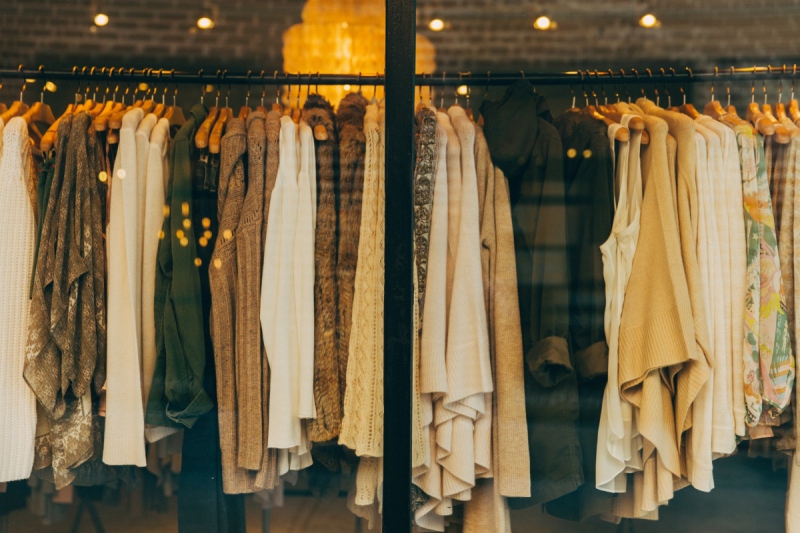 magasin-MOUGINS-min_clothe_fashion_store_shop_window_store_front-21277
