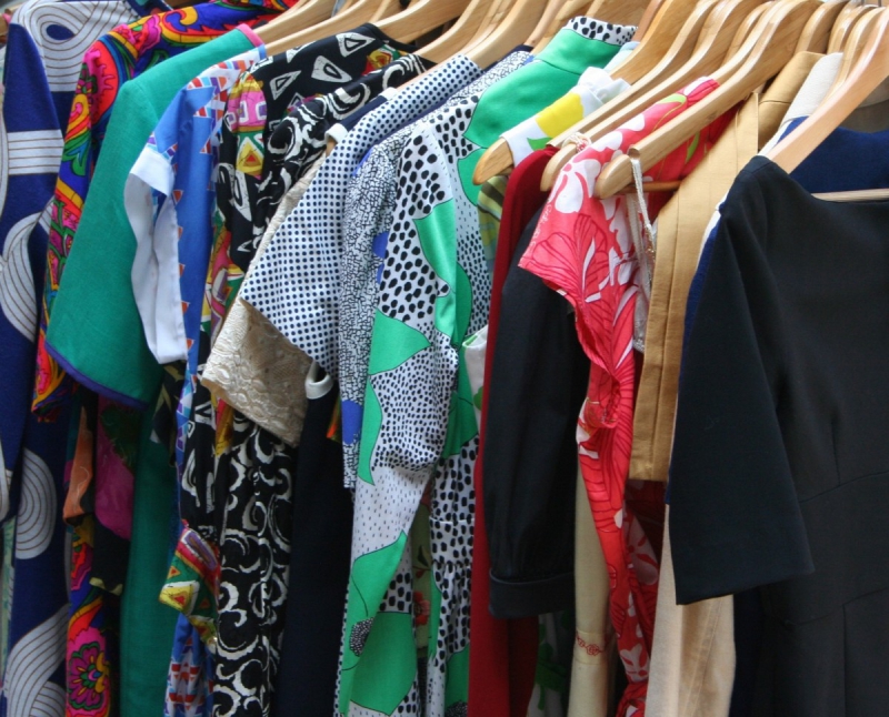 magasin-MOUGINS-min_dresses_apparel_clothing_clothes_clothes_hangers_wooden_hangers_retail_shop_closet-1149845